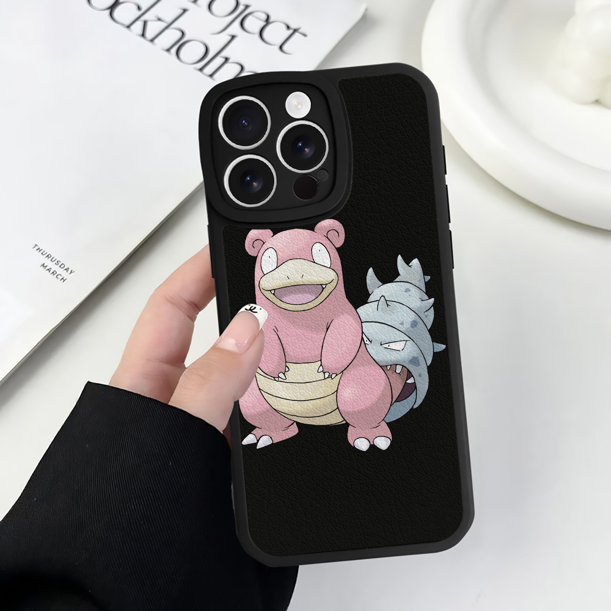 （画像用） ポケットモンスター Pokémon 【iPhone 16シリーズ対応】シリコンスマホケース（レザー調） 材質：シリコン